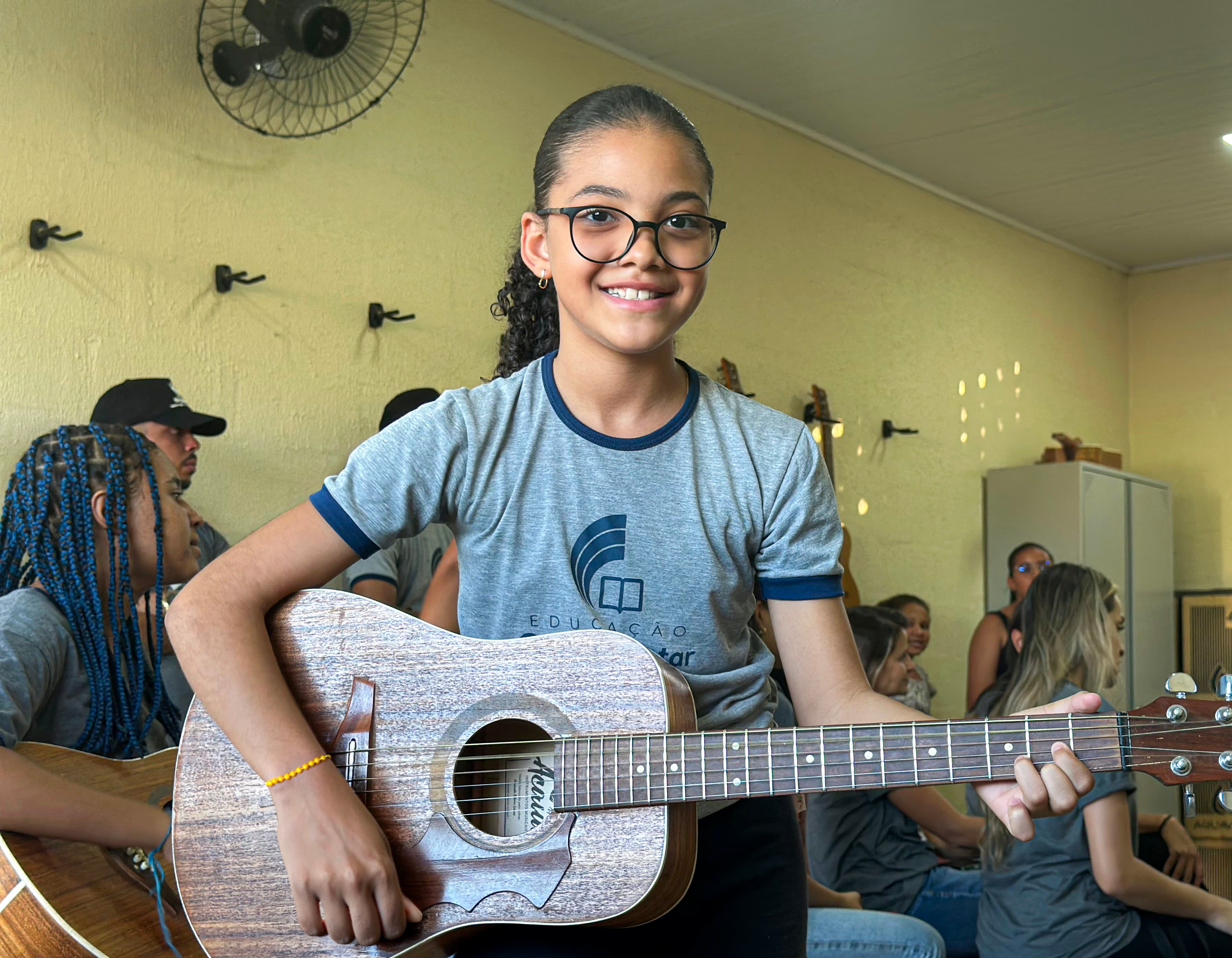 Criança com uma bola de futebol