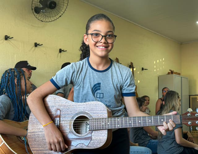 Criança com uma bola de futebol