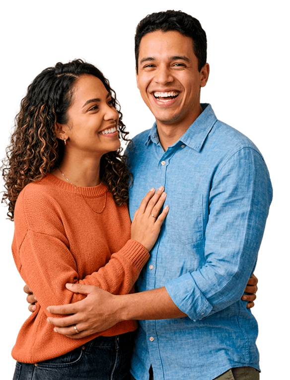 Casal abraçado sorrindo
